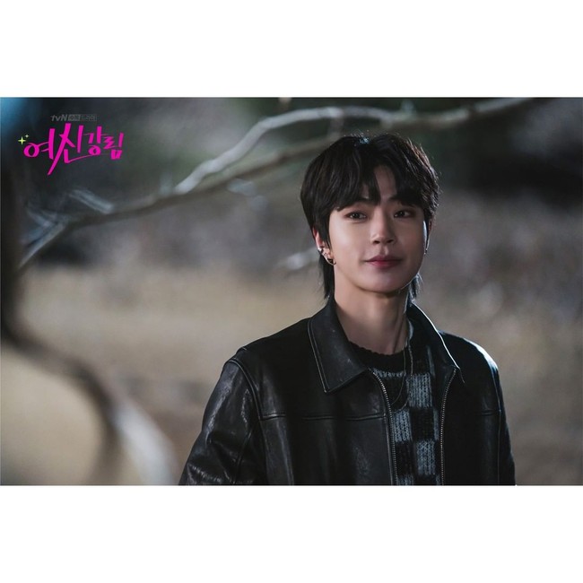 Senyum manis Hwang In Yeop di tengah dinginnya cuaca. Siapa fans yang nggak meleleh? Foto: Instagram/@tvndrama.official