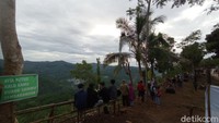 Di Bukit Panenjoan pengunjung bisa menikmati panorama alam pegunungan atau perbukitan yang hijau dan asri. Udara sejuk dan kicau burung liar seakan melengkapi suasana indah di Bukit Panenjoan. 