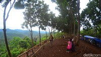 Sudah hampir satu bulan belakangan ini, setiap pagi Bukit Panenjoan ramai dikunjungi warga. Sejak pukul 5 pagi, pengunjung sudah berdatangan. Tak heran jika suasana di Bukit Panenjoan mirip pasar.
