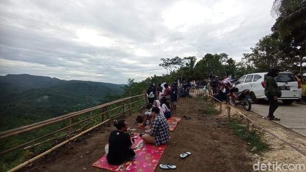 Dengan akses jalan yang mulus dan dapat dilalui kendaraan roda dua maupun empat, tidak heran jika wisatawan ramai menyerbu Bukit Panenjoan. Di sini mereka bisa piknik bersama teman atau keluarga. Dengan akses jalan yang mulus dan dapat dilalui kendaraan roda dua maupun empat, tidak heran jika wisatawan ramai menyerbu Bukit Panenjoan. Di sini mereka bisa piknik bersama teman atau keluarga.
