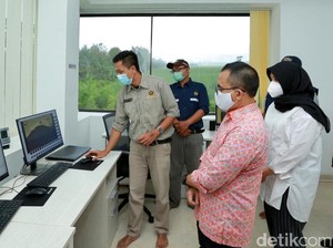 Bupati Anas Pantau Erupsi Gunung Raung dan Minta Warga Tak Panik