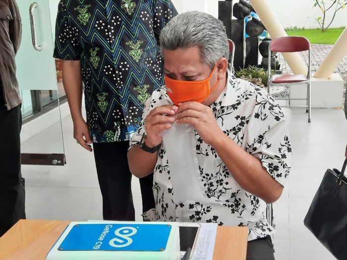 Bupati Kubu Raya Kalimantan Barat, Muda Mahendrawan saat menjajal GeNose C19