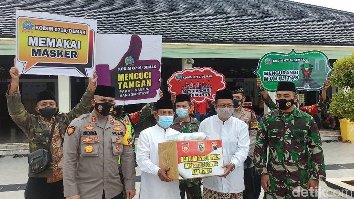 TNI Polri bagikan sejumlah masker di Masjid Makam Sunan Kalijaga Kadilangu dan Masjid Agung Demak, Jumat (5/2/2021)