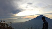 Hamparan gunung terlihat jelas dari sini.