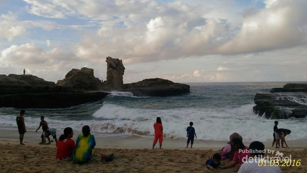 2 Destinasi Wajib di Pacitan, Pantai Klayar & Gua Gong