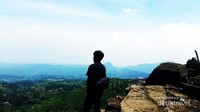 Pemandangan cantik gugusan gunung di sekitar Curug Ciherang