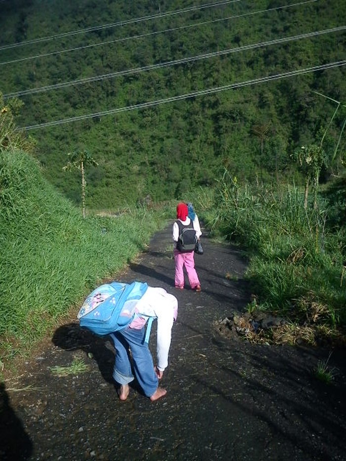 Aaah! Segarnya Basah-basahan di Air Terjun Sikarim