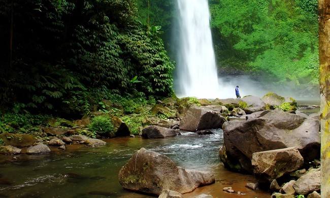Aah! Segarnya Hempasan Air Terjun Nungnung, Bali