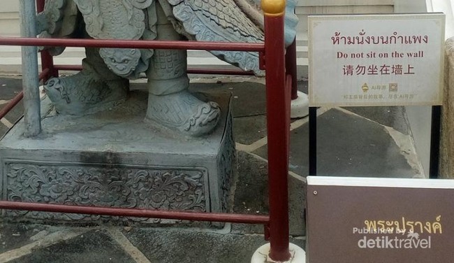 Ada Aturan Berbahasa Indonesia di Destinasi Wisata Wat Arun Thailand