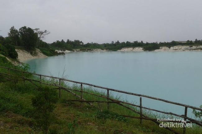 Ada Danau Berwarna Biru Secantik Ini di Belitung