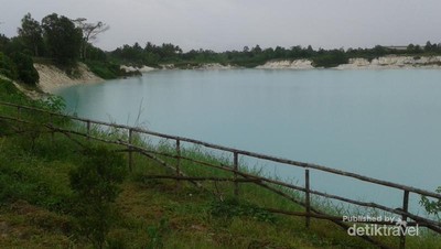 Ada Danau Berwarna Biru Secantik Ini di Belitung