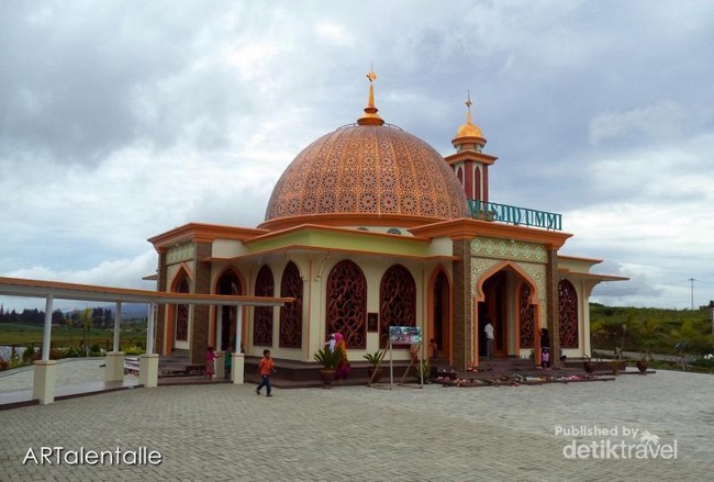 Ada Masjid Cantik di Tepian Danau Kembar, Sumbar
