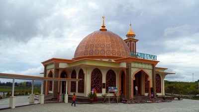 Ada Masjid Cantik di Tepian Danau Kembar, Sumbar