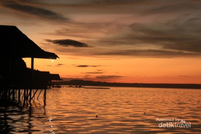 Ada Sunset Secantik Ini di Pulau Seram
