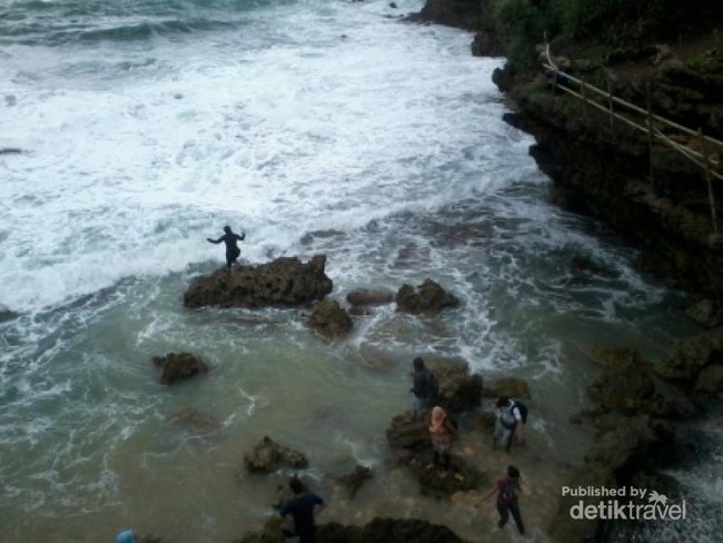 Air Terjun Ajaib yang Jatuh Langsung ke Laut Selatan