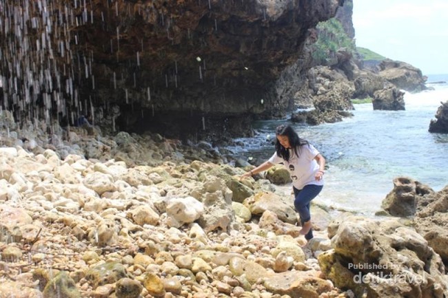 Ajaib, Air Terjun Langsung ke Laut di Gunungkidul