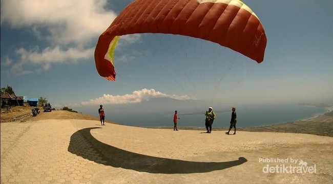 Akhir Pekan di Spot Paralayang Paling Oke di Sumbawa, Seru!