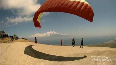Akhir Pekan di Spot Paralayang Paling Oke di Sumbawa, Seru!