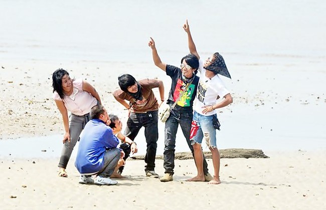 Aksi di Pantai Muara Badak
