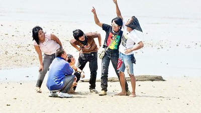Aksi di Pantai Muara Badak