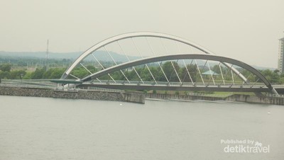 Aneka Bangunan Bergaya Futuristik di Putrajaya, Malaysia