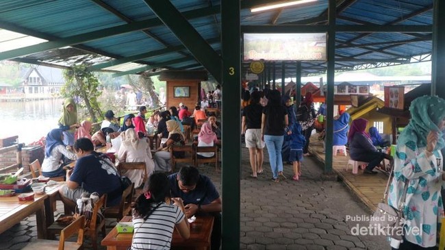 Aneka Kuliner Ada di Floating Market