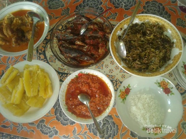 Saat kami bermalam di rumah kepala Desa Nusa Kahatola, kami disajikan kuliner tradisional desa tersebut. Ada kasbi atau singkong rebus, sayur daun singkong dan kelapa, sambal goreng ikan layang, ikan kerapu dan kakap yang diberi kuah santan Saat kami bermalam di rumah kepala Desa Nusa Kahatola, kami disajikan kuliner tradisional desa tersebut. Ada kasbi atau singkong rebus, sayur daun singkong dan kelapa, sambal goreng ikan layang, ikan kerapu dan kakap yang diberi kuah santan