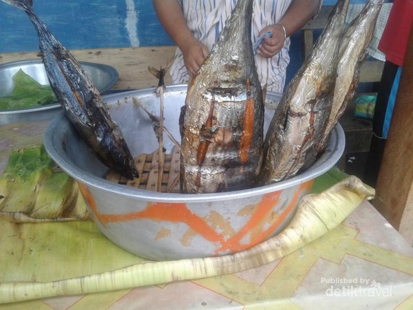Ini cakalang asap berukuran sedang, harganya seekor Rp 60.000. Dinikmati bersama ketan bakar di dalam bambu yang harganya Rp 50.000 per batang. Kami membelinya di warung dekat Pelabuhan Rum Tidore Ini cakalang asap berukuran sedang, harganya seekor Rp 60.000. Dinikmati bersama ketan bakar di dalam bambu yang harganya Rp 50.000 per batang. Kami membelinya di warung dekat Pelabuhan Rum Tidore