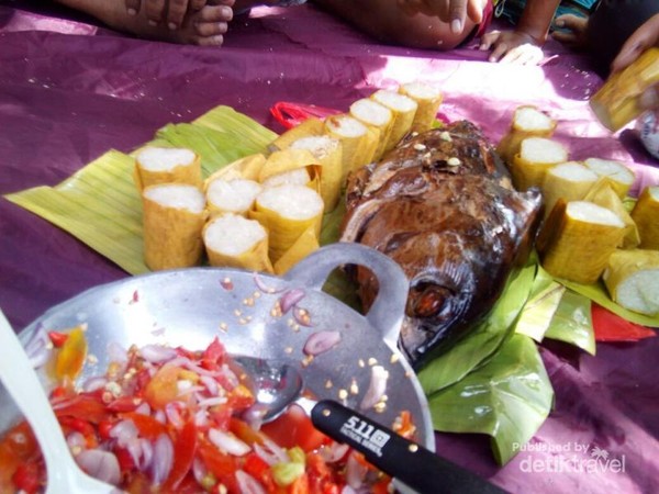 Ini makanan ala piknik di tepi pantai yang indah Pulau Maitara di Maluku Utara. Cakalang asap, ketan bakar dan sambal dabu-dabu. Bahan makanan ini mudah didapat karena banyak dijual di pelabuhan, terminal dan pasar Ini makanan ala piknik di tepi pantai yang indah Pulau Maitara di Maluku Utara. Cakalang asap, ketan bakar dan sambal dabu-dabu. Bahan makanan ini mudah didapat karena banyak dijual di pelabuhan, terminal dan pasar