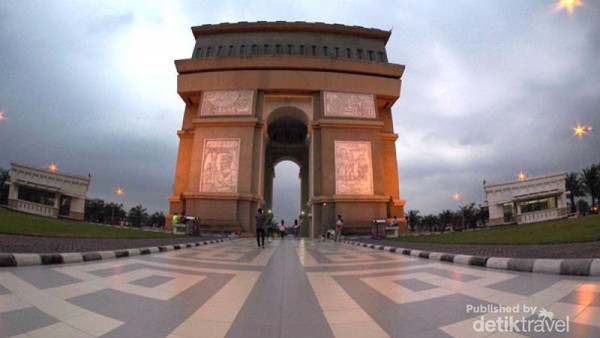 Arc de Triomphe ala Kediri, Mirip dengan di Paris