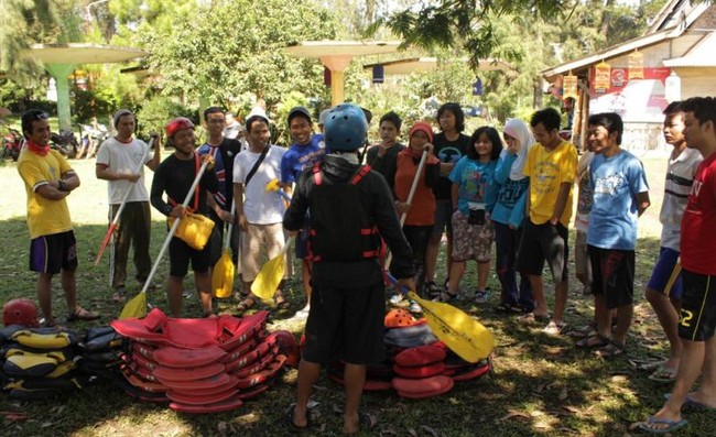 Arung Jeram di Sungai Palayangan Bandung, Seru!