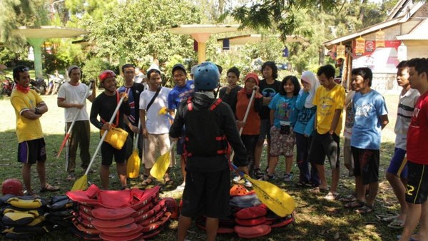 Arung Jeram di Sungai Palayangan Bandung, Seru!