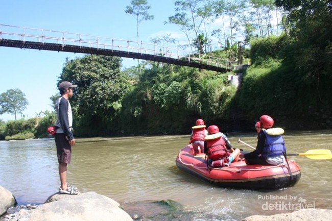 Arung Jeram Penuh Tantangan di Sungai Serayu