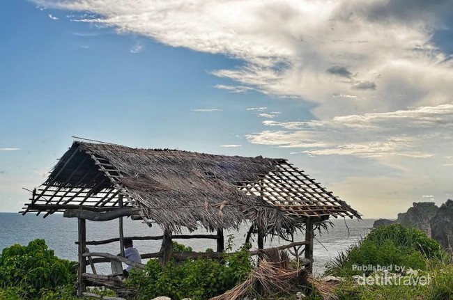 Asyiknya Akhir Pekan di Pantai Ngobaran, Yogyakarta
