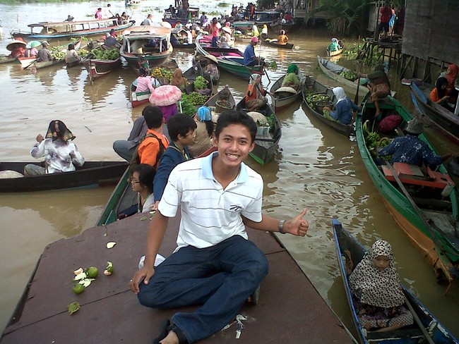 Asyiknya Belanja dari Atas Perahu di Pasar Lok Baintan