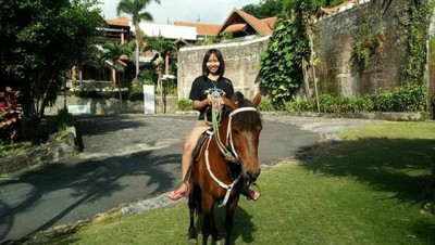 Asyiknya Berkuda Sambil Nikmati Keindahan Alam Jawa Timur