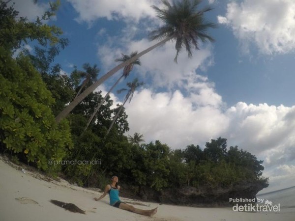 Euodia sedang bersantai di Pantai Sombu. Private banget, pantai serasa milik Saya dan Euodia! Pasirnya halus tanpa ada kerikil-kerikil di pinggirannya seperti kebanyakan pantai lainnya. Euodia sedang bersantai di Pantai Sombu. Private banget, pantai serasa milik Saya dan Euodia! Pasirnya halus tanpa ada kerikil-kerikil di pinggirannya seperti kebanyakan pantai lainnya.