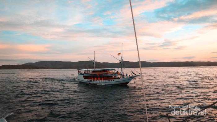 Asyiknya Menjelajahi Labuan Bajo Naik Pinisi Mewah