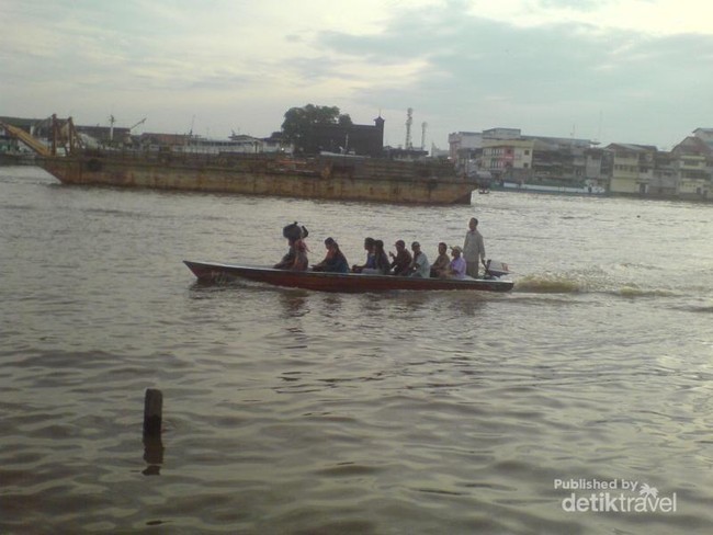 Asyiknya Naik Sampan Keliling Sungai Kapuas