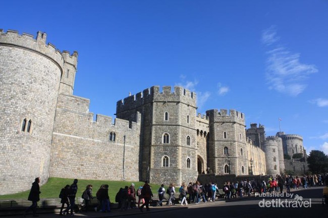 Asyiknya Nonton Upacara Pergantian Penjaga di Kastil Windsor