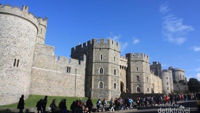 Asyiknya Nonton Upacara Pergantian Penjaga di Kastil Windsor