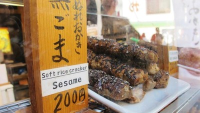 Banyak Camilan Enak di Kuil Seribu Gerbang, Kyoto