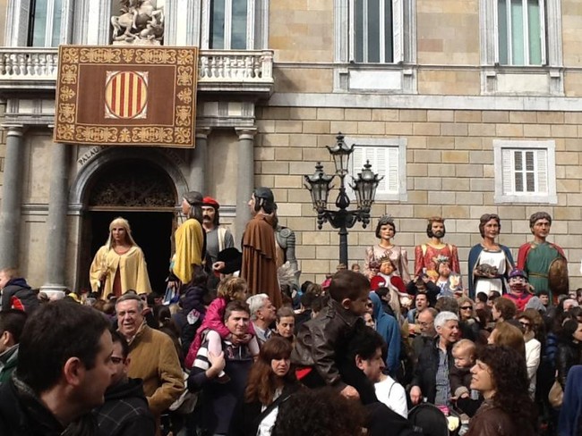 Barcelona Juga Punya Ondel-ondel!