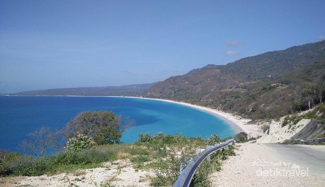 Batu Aneka Warna di Pantai Kolbano