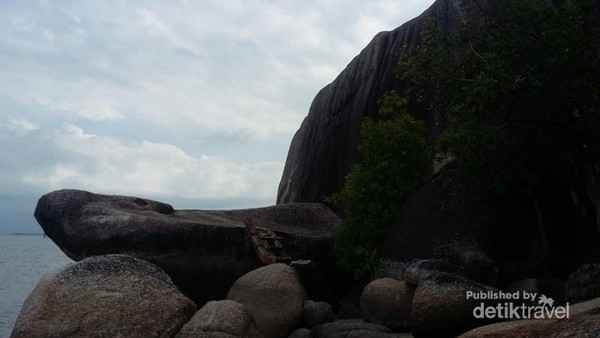 Batu Dinding Pantai Dengan Granit Raksasa Di Bangka Utara 