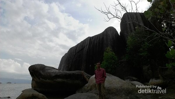 Batu Dinding Pantai Dengan Granit Raksasa Di Bangka Utara 