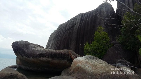 Batu Dinding Pantai Dengan Granit Raksasa Di Bangka Utara 