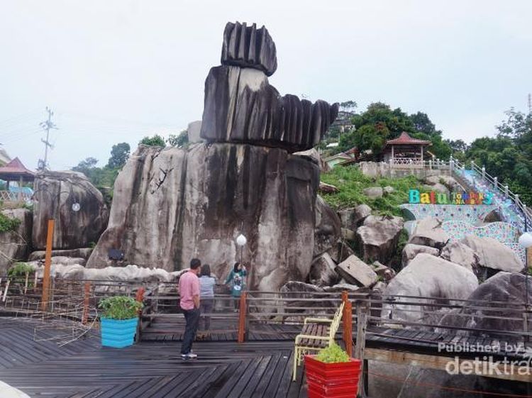 Batu Tumpak Tiga, Ikon Wisata Kota Tarempa Kepulauan Riau