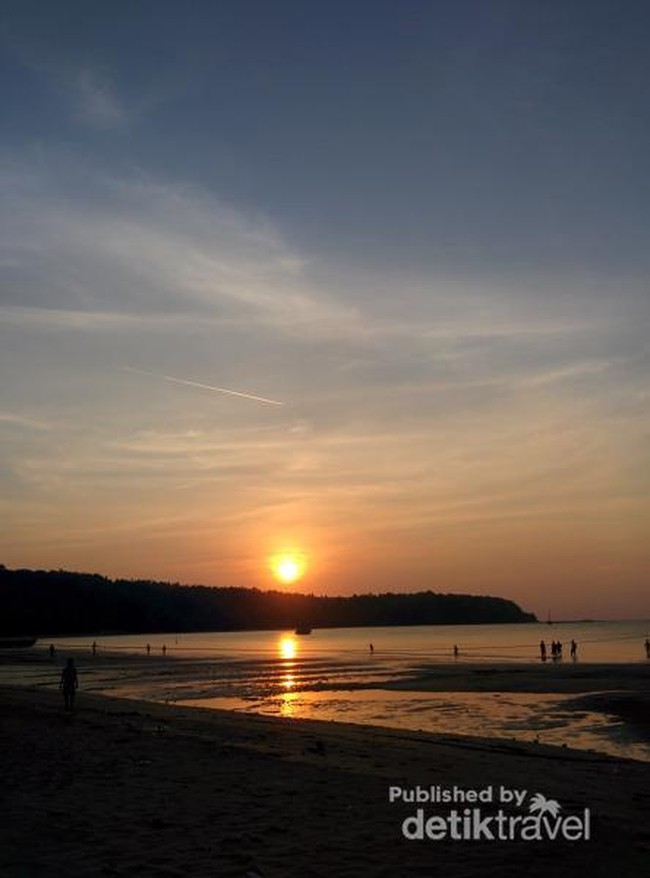 Bawean, Pantai Menawan dengan Sunset Rupawan di Gresik