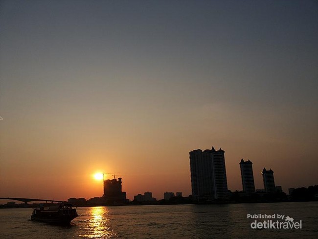 Beda! Menikmati Senja di Asiatique Bangkok